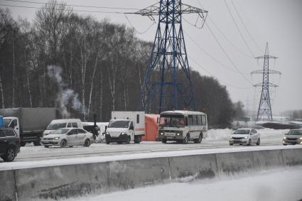 Москва.  Пункт обогрева и питания для водителей автомобилей, застрявших из-за обильного снегопада  на МКАДе.