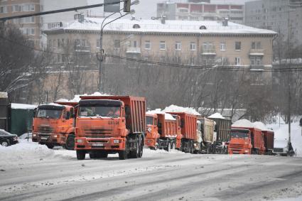 Москва.  Снегоуборочная техника на одной из улиц города.