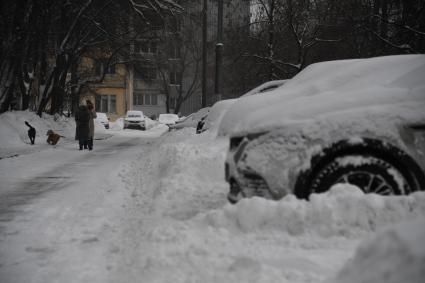 Москва. Заснеженные автомобили во дворе.