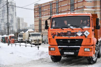 Москва.  Снегоуборочная техника на одной из улиц города.