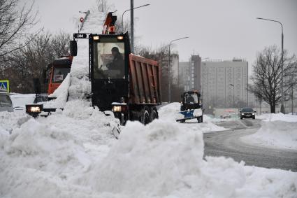 Москва.  Снегоуборочная техника на одной из улиц города.