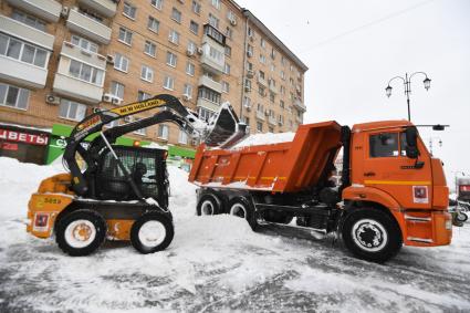 Москва. Уборка снега в городе.