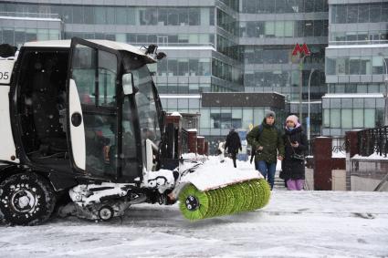 Москва. Уборка снега у метро `Трубная`.