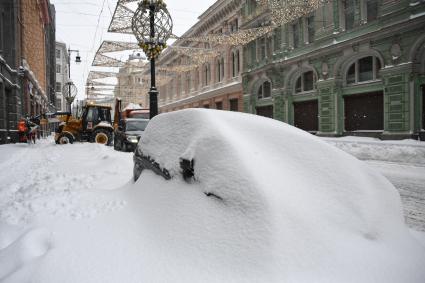 Москва. Заснеженный автомобиль на Ильинке.