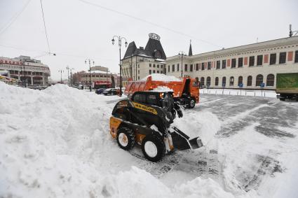 Москва. Уборка снега на Комсомольской площади.