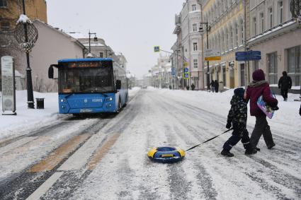 Москва. Пешеходы переходят дорогу на Сретенке.