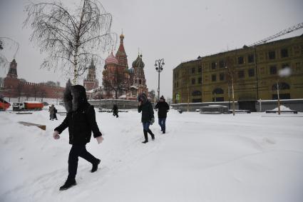 Москва. Люди идут по заснеженной Варварке.