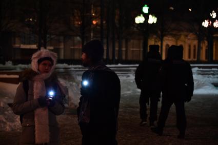 Москва. Участники акции в поддержку оппозиционера Алексея Навального `Любовь сильнее страха` на Пушкинской площади.