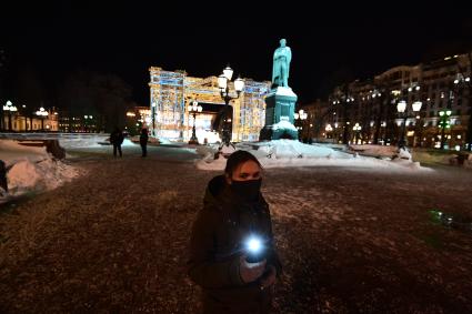 Москва. Участница акции в поддержку оппозиционера Алексея Навального `Любовь сильнее страха` на Пушкинской площади.