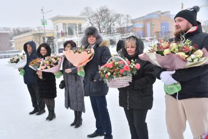 Москва. Гости  во время свадебной церемонии на катке ВДНХ в День всех влюбленных.