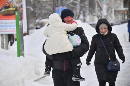 Москва. Мужчина с ребенком на руках.