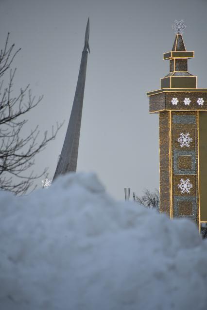 Москва. Сугробы на ВДНХ.