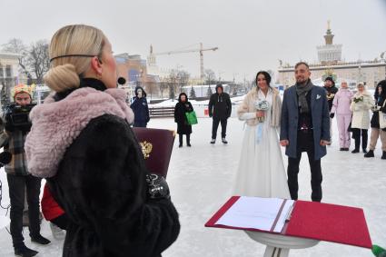 Москва. Молодожены  во время свадебной церемонии на катке ВДНХ в День всех влюбленных.