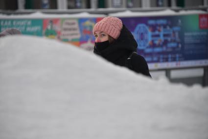 Москва. Девушка кутается в шарф.