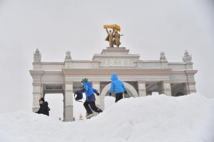 Москва. Дети  играют на снежной горке на  ВДНХ.