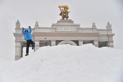 Москва. Дети  играют на снежной горке на  ВДНХ.