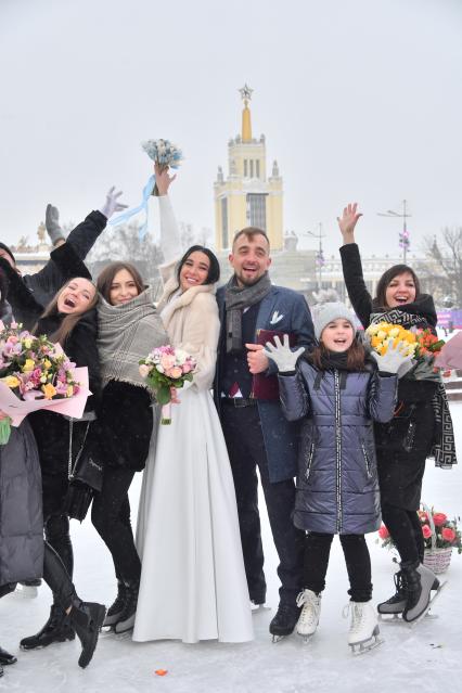 Москва. Молодожены  во время свадебной церемонии на катке ВДНХ в День всех влюбленных.