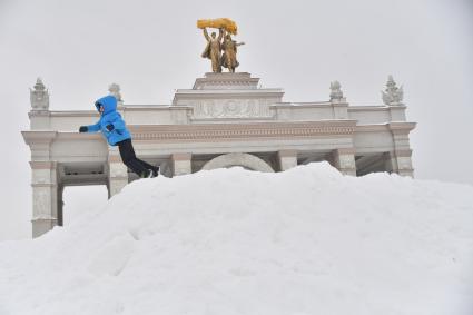 Москва. Дети  играют на снежной горке на  ВДНХ.