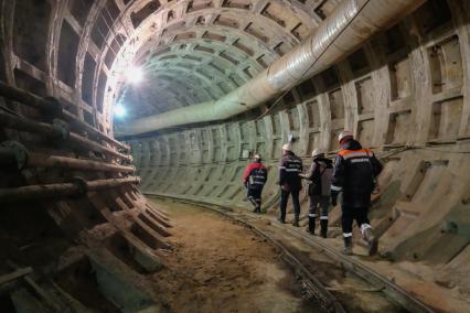 Санкт-Петербург.  Рабчие в тоннеле строящейся станции  Юго-Западная  Петербургского метрополитена на Красносельско-Калининской линии.