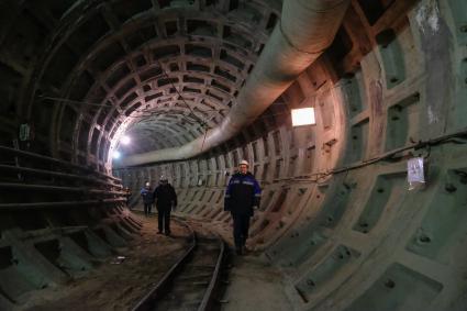 Санкт-Петербург.  Рабчие в тоннеле строящейся станции  Юго-Западная  Петербургского метрополитена на Красносельско-Калининской линии.