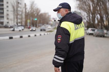 Самара. Сотрудник ДПС во время дежурства на одной из улиц города.