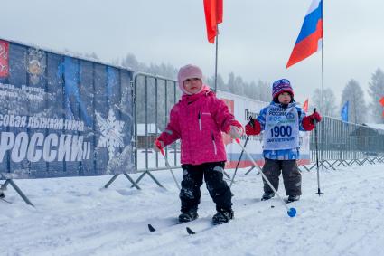 Санкт-Петербург.   Юные участники на дистанции Всероссийской массовой гонки `Лыжня России - 2021`.