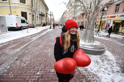 Москва. Участница несогласованной акции `Цепь солидарности` на Старом Арбате.