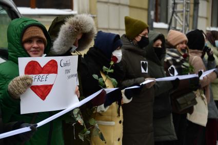 Москва. Участница держит плакат `Свободу политзаключенным` во время несогласованной акции `Цепь солидарности` на Старом Арбате.