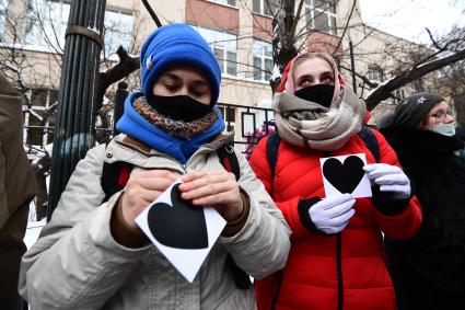 Москва. Участницы несогласованной акции `Цепь солидарности` на Старом Арбате.