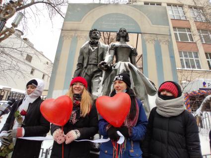 Москва. Участницы несогласованной акции `Цепь солидарности` на Старом Арбате.