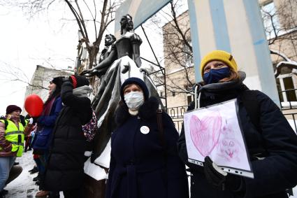 Москва. Участницы несогласованной акции `Цепь солидарности` на Старом Арбате.