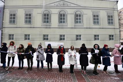 Москва. Участницы несогласованной акции `Цепь солидарности` на Старом Арбате.