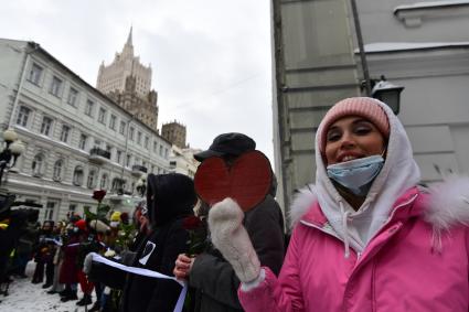 Москва. Участницы несогласованной акции `Цепь солидарности` на Старом Арбате.