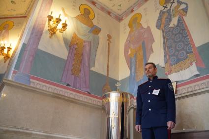 Самара. Верующий в Вербное воскресенье на службе в церкви.