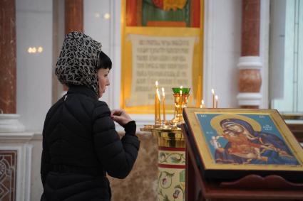 Самара. Верующие в Вербное воскресенье на службе в церкви.