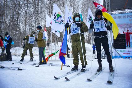 Новосибирск. Участники Всероссийской массовой гонки `Лыжня России - 2021`.