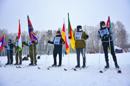 Новосибирск. Участники Всероссийской массовой гонки `Лыжня России - 2021`.