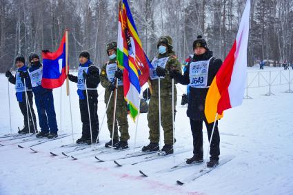 Новосибирск. Участники Всероссийской массовой гонки `Лыжня России - 2021`.