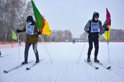 Новосибирск. Участники Всероссийской массовой гонки `Лыжня России - 2021`.