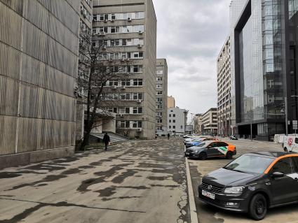 Москва. На одной из улиц города во время режима самоизоляции в период пандемии коронавируса COVID-19.