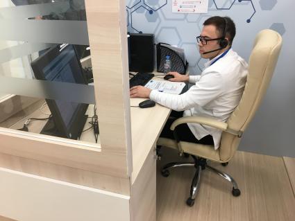 Москва. Сотрудник телемедицинского центра Департамента здравоохранения Москвы, где предоставляют телемедицинские консультации для больных коронавирусом COVID-19.