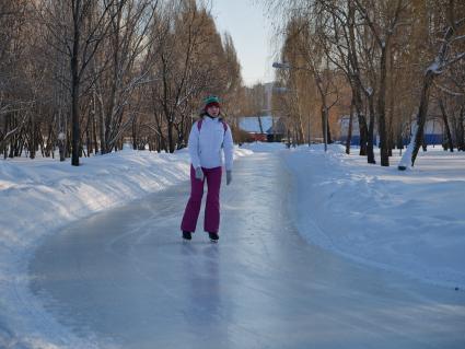 Самара. Девушка катается на коньках в парке.