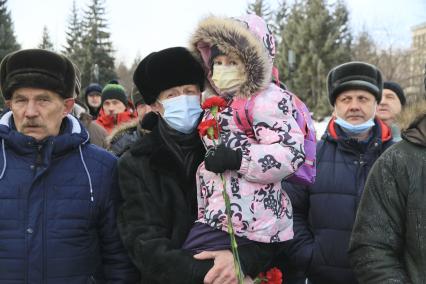 Барнаул. Церемония возложения цветов к мемориалу у Вечного огня, приуроченная к 32-ой годовщине вывода советских войск из Республики Афганистан.