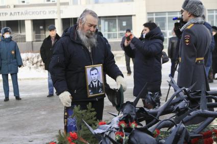 Барнаул. Церемония возложения цветов к мемориалу у Вечного огня, приуроченная к 32-ой годовщине вывода советских войск из Республики Афганистан.