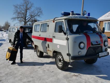 Самарская область, с. Рождествено.  Главный врач ГБУЗ СО Волжская ЦРБ Дмитрий Лисица во время доставки вакцины `Гам-КОВИД-Вак` (`Спутник V`) для профилактики коронавирусной инфекции.