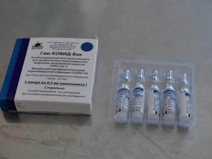 Самарская область, с. Рождествено.  Ампулы с вакциной `Гам-КОВИД-Вак` (`Спутник V`) от коронавирусной инфекции в поликлинике.