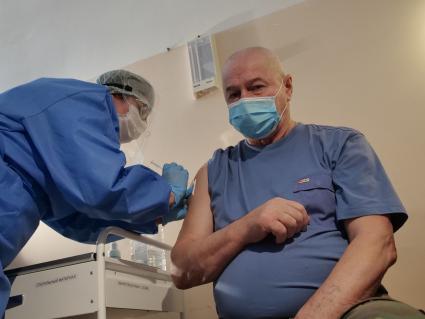 Самарская область, с. Рождествено. Медсестра делает мужчине прививку вакциной `Гам-Ковид-Вак` от коронавирусной инфекции в поликлинике