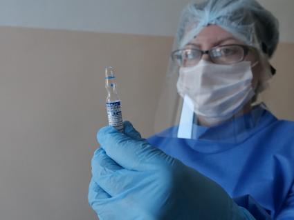 Самарская область, с. Рождествено.  Медсестра держит в руке ампулу с вакциной `Гам-КОВИД-Вак` (`Спутник V`) от коронавирусной инфекции в поликлинике.