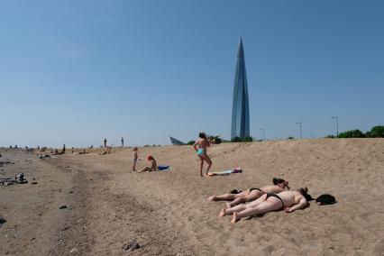 Санкт-Петербург. Горожане на пляже после отмены самоизоляции , введеной из-за эпидемии коронавируса.