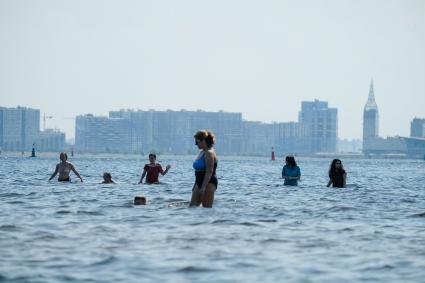 Санкт-Петербург. Горожане на пляже  парка  имени 300-летия Петербурга после отмены самоизоляции , введеной из-за эпидемии коронавируса.